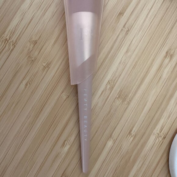 Fenty Beauty Cheek Hugging Bronzer Brush 190 - Picture 5 of 5